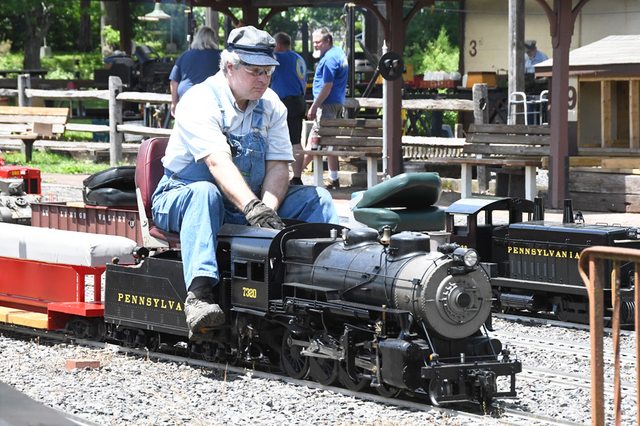 Club President Pat Murphy entering the yard on his Pennsy H10s