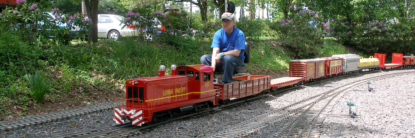 Diesel switcher heading into yard along Perkiomen Trail